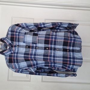 total comfy classic, this Just Polly plaid shirt features a button front closure